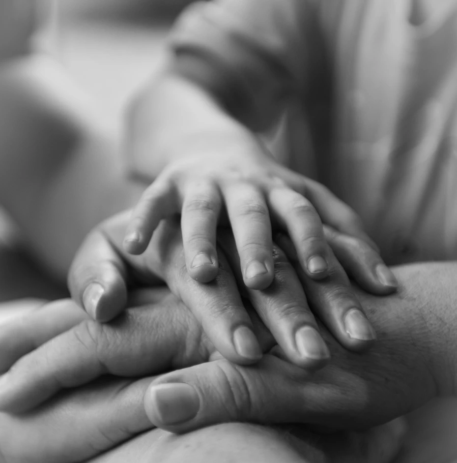 Des mains qui se tiennent avec bienveillance