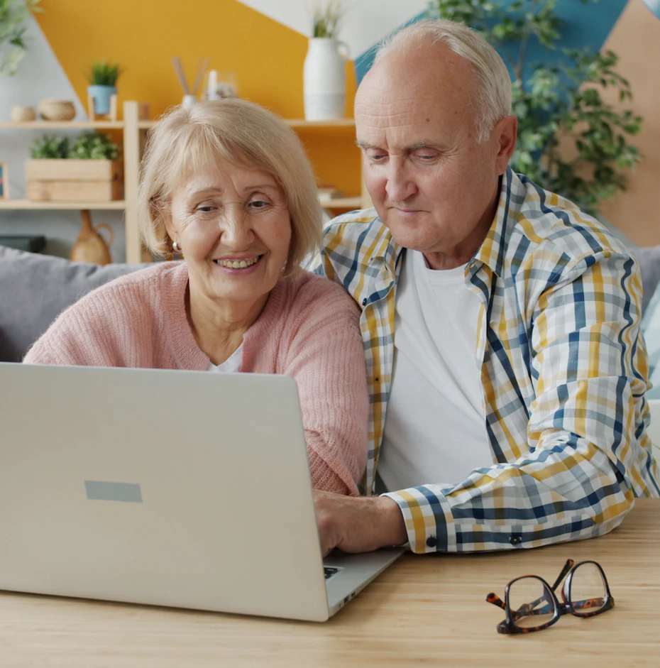 Un couple organise ses informations en ligne